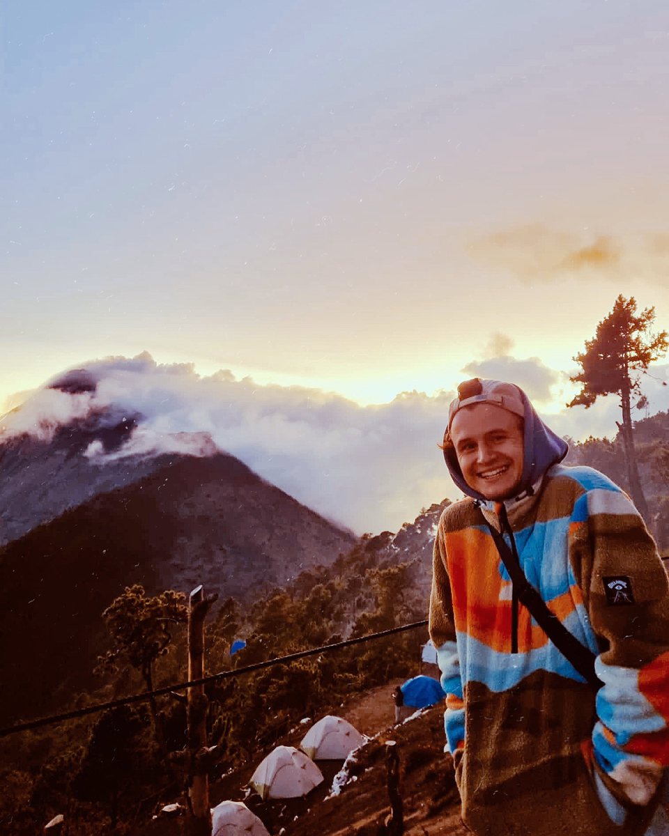Bastien Charpentier en randonnée, devant un volcan au coucher du soleil